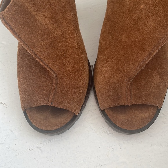 Lord & Taylor brown suede heels size 8 - Picture 2 of 6
